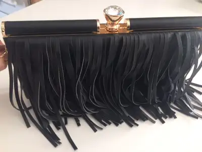 Beau sac à main neuf chic en cuir noir avec déco argent et gold et bandoulière ajustable, pour soiré...