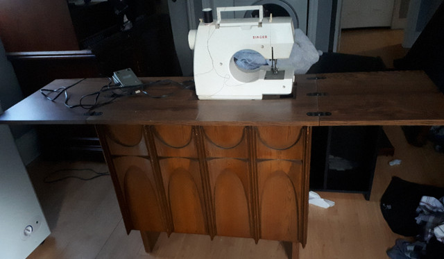Singer Sewing Machine in Other Tables in St. Catharines - Image 4