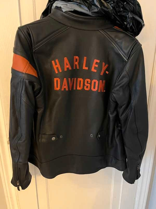 Womens Brand New Leather Harley Davidson Jacket in Women's - Tops & Outerwear in Trenton - Image 2