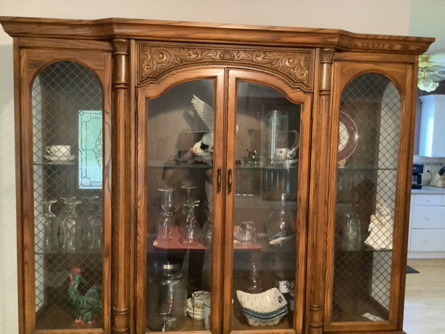 Beautiful wood China cabinet and hutch Free in Hutches & Display Cabinets in Edmonton - Image 2