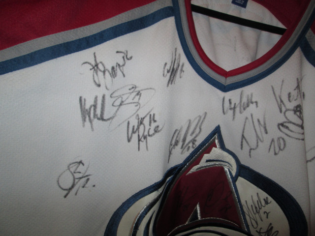 Colorado Avalanche Team Signed Jersey Roy Sakic Forsberg Selanne in Arts & Collectibles in Mississauga / Peel Region - Image 2