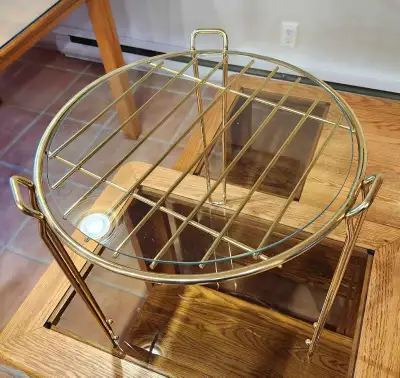 Petite table d’appoint ronde en verre et métal doré – intérieur/, View more