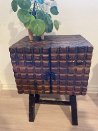 Petite table armoire pour pipes