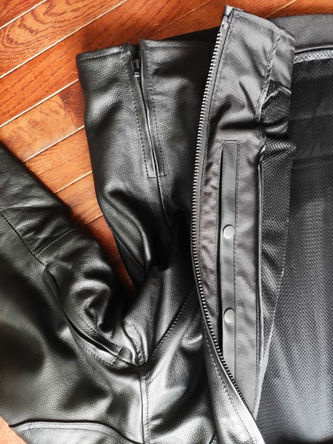 Moto leather jacket/Veste en cuir de Moto dans Hommes  à Ouest de l’Île - Image 2