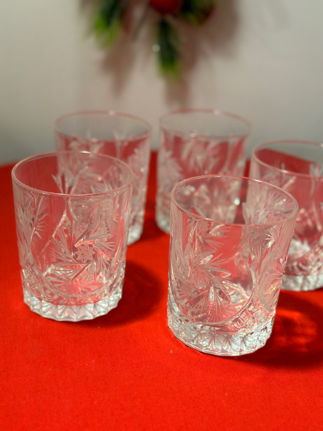 Vintage Pinwheel crystal 5 glasses & matched decanter. Excellent in Holiday, Event & Seasonal in Mississauga / Peel Region - Image 4