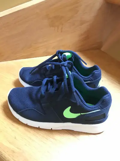 New Nike kid's shoes, US 11.5C (Chaussures pour enfant, neuves), View more