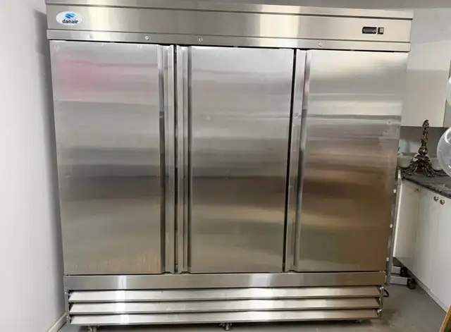 3 Door Industrial Freezer in Industrial Kitchen Supplies in Laval / North Shore - Image 7