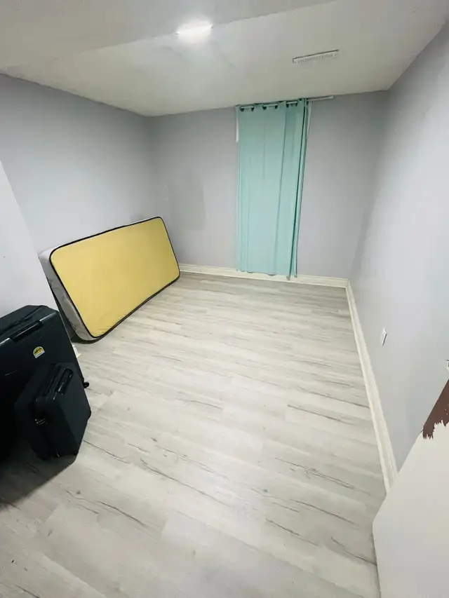 FURNISHED GIRL SHARING  AVAILABLE IN MISSISSAUGA NEAR SQUARE ONE