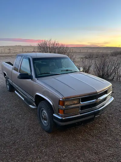 1996 GMC 1500 Automatic 4x4 pickup truck, 350 V8 VORTEX engine, 413kms Has trailer brakes. Perfect f...