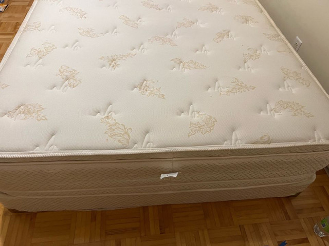 Queen Mattress with Box Spring dans Lits et matelas  à Ville de Montréal