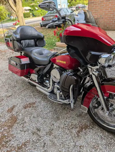 This is a beautiful touring machine. Unknown what all has been done to motor as previous owner had n...