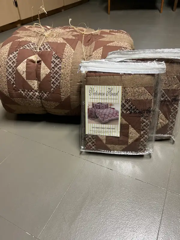 Brand New King Size Quilt With 2 Pillow Shams in Bedding in Leamington - Image 2