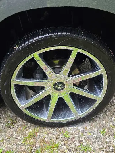 Gm/chevy/ford pattern. 305 35R24 lionhart tires from 2023 with low km and lots of tread