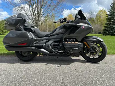 2024 DCT Honda Goldwing Touring fully equipped. Low mileage - 37,000km Two new tires Highway peg Cup...