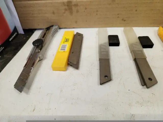 3 utility knives with extra blades, Straight and hook blades in Hand Tools in Belleville - Image 4
