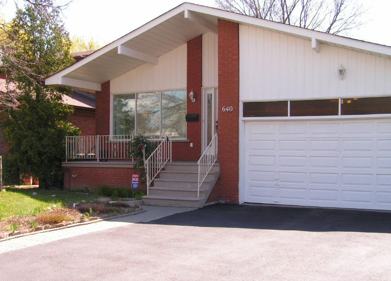 Etobicoke 4 Bdrm House + 2 more Bedrooms + Kitchen SemiBsmt Long