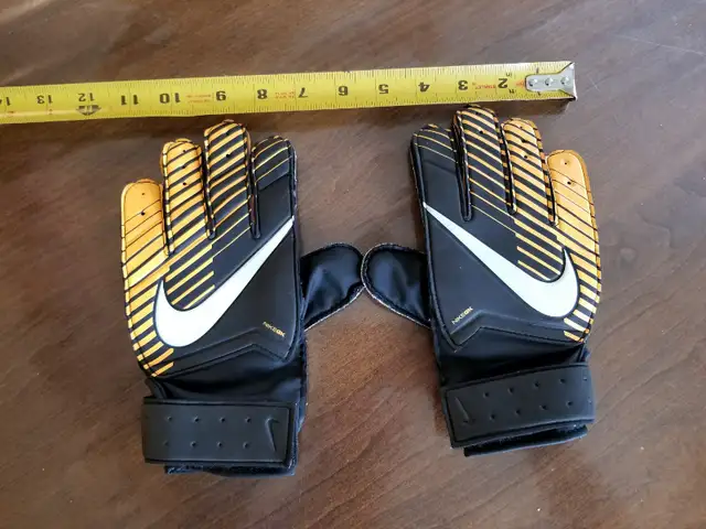 GANTS DE GARDIEN NIKE GK GRP3 SOCCER GLOVES in Soccer in West Island - Image 2