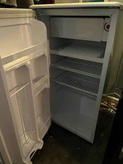 Je vends un réfrigérateur Frigidaire compact et pratique, idéal pour les petits espaces. Bien qu'il...