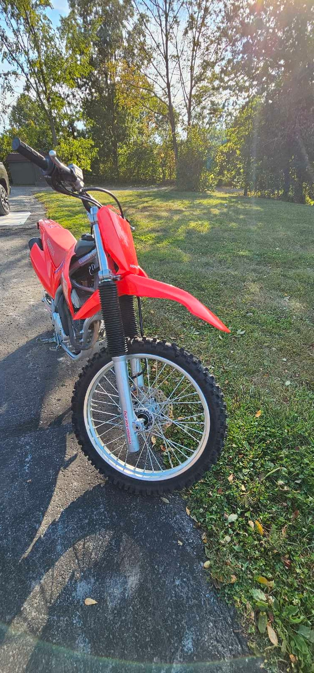 2022 CRF250f with low hours and lowering kit in Dirt Bikes & Motocross in Kingston - Image 4