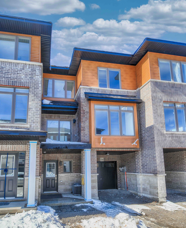 3-storey townhome in Stoney Creek, 2 berm, 3 bath, 2 parking