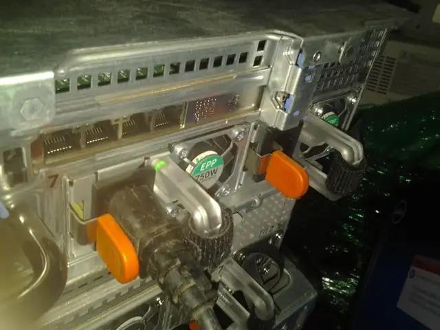 dell poweredge r720  2 cpu 32g  200+ servers 900+pc MAC laptops in Servers in City of Montréal - Image 7