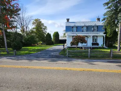 Charmante maison ancestrale au cachet remarquable avec vue imprenable du majestueux st-Laurent offra...