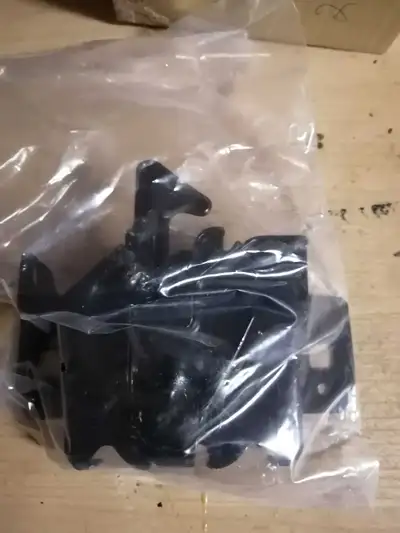 Brand New hood latch for 2001 to 2006 f150 brand new $100 or best offer call 289-931-00 13