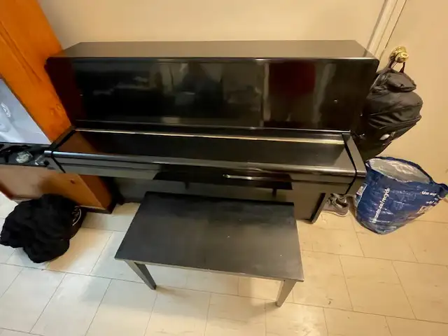 Yamaha Piano. Full size. 88 keys. With storage bench. in Pianos & Keyboards in City of Toronto - Image 5