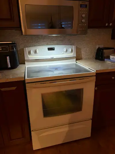Cuisinière whirlpool en excellante état. Munie d'une plaque céramique, four à convection auto-nettoy...