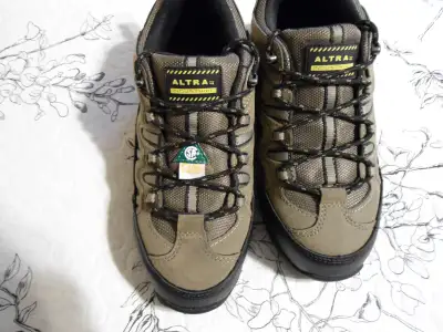 "NEW"  MEN'S SIZE 7 STEEL TOE SAFTEY SHOES, View more