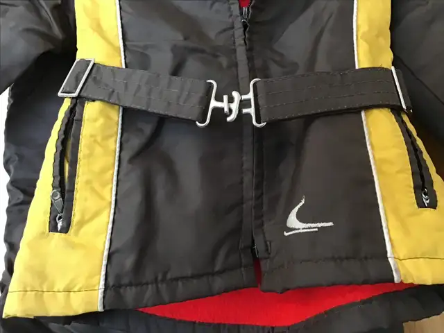 Two Piece Kids Snow Suit Very Warm Size 5 in Clothing - 5T in Calgary - Image 6