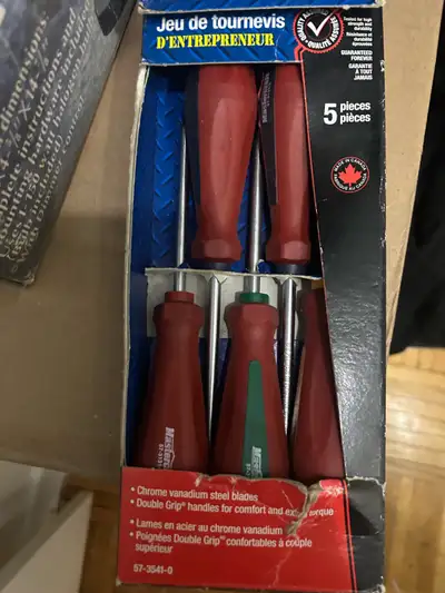 This brand new Mastercraft screwdriver set features chrome vanadium steel blades and double grip han...