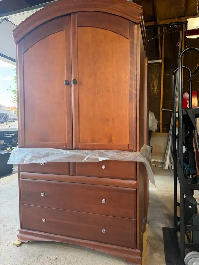 CHERRY WOOD FURNITURE SET – 3 MATCHING PIECES in Dressers & Wardrobes in Oakville / Halton Region - Image 4