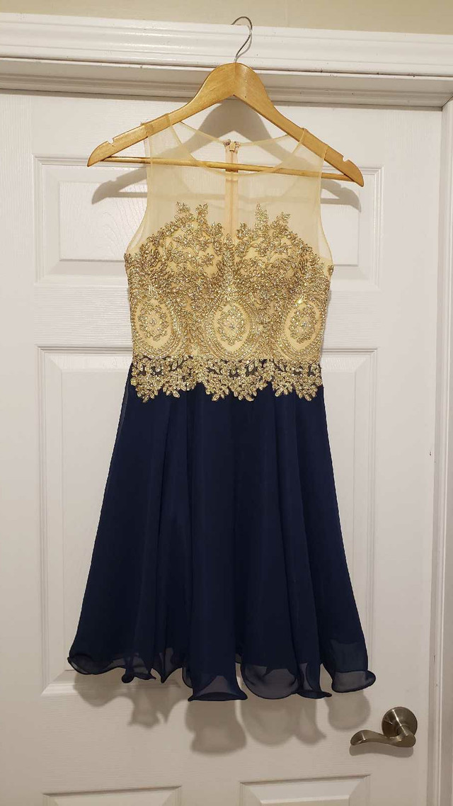 Prom Dress Size 4 Worn 1X in Women's - Dresses & Skirts in Kawartha Lakes - Image 3