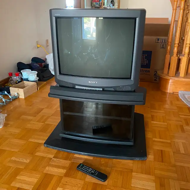 Sony Trinitron CRT Color TV, w/Stand and Remote in TVs in City of Toronto - Image 2