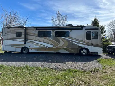 The 2014 Thor Tuscany XTE 40GQ is a 41-foot Class A diesel pusher built on a Freightliner XC raised...