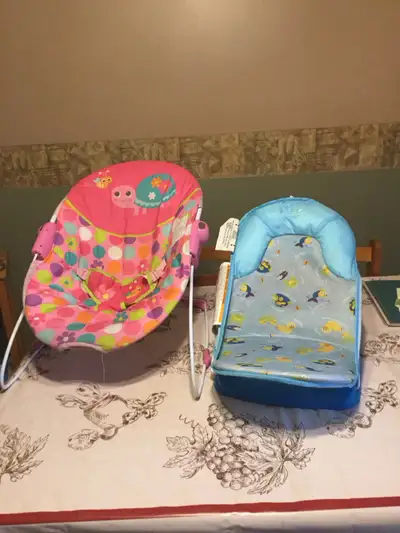 accessoire de bébé siège de bain,ou siège pour manger 15$ chaque, View more