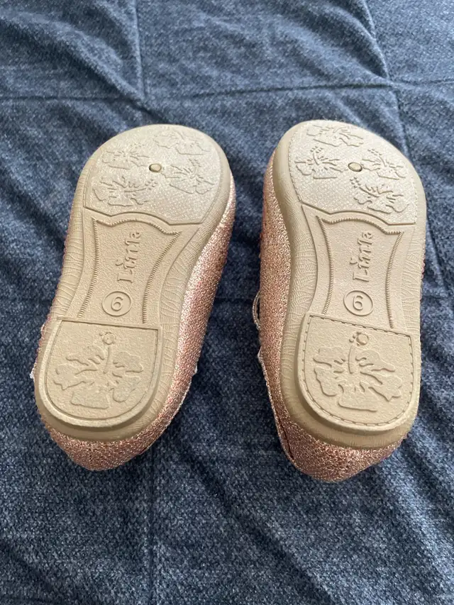 New Rose Gold Glitter Mary Jane shoes  in Clothing - 2T in Calgary - Image 4