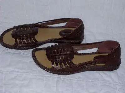 As shown in pictures Leather sandals .. NEW ... never worn Excellent condition "Predictions" ... Siz...