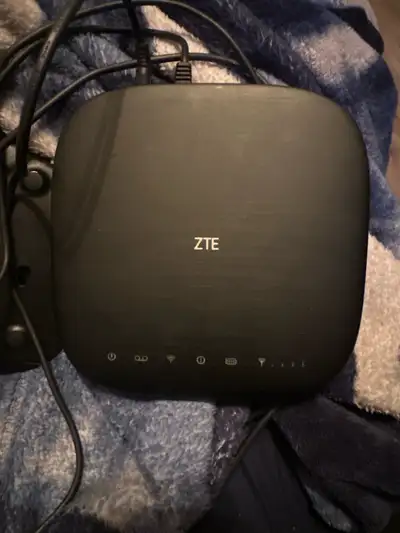 This ZTE MF279 Rocket Hub is perfect for providing internet access on the go. It's in good condition...