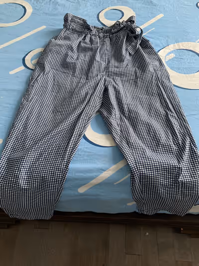 1- pantalon Zara à carreaux Vichy. Il y a une corde avec noeud sur le côté. 2- jupe trapèze très sex...
