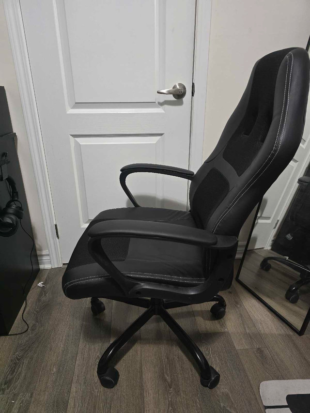 Leather Gaming chair (Black) in Chairs & Recliners in Markham / York Region - Image 2