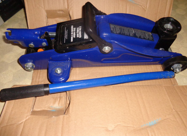 portable certified 2 ton Hydraulic  jack  $ 40 dans Outils à main  à Thunder Bay