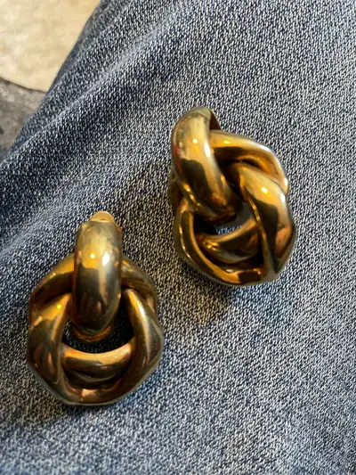 1980's clip on Large Size Fashion Gold Tone Earrings 1 1/2”x 1” Costume Jewelry Pick up in South St....