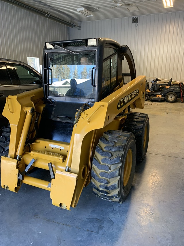JOHN DEERE 260 Skid Steer ***Sold Pending Pickup*** Heavy Equipment