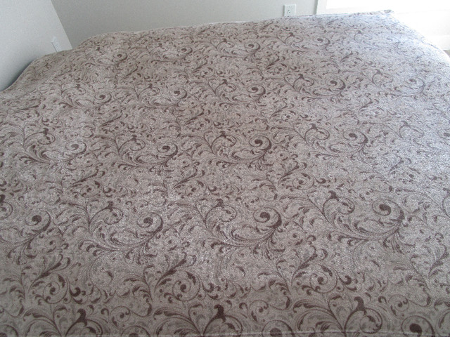 Plush Blanket/Throw in Bedding in Winnipeg - Image 3