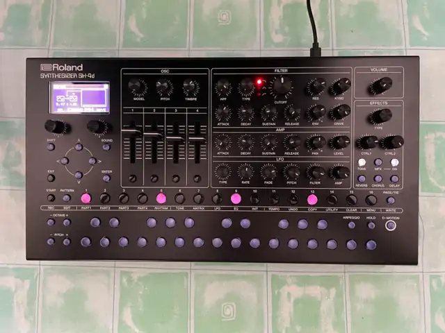 ROLAND SH-4d DESKTOP SYNTHESIZER in Pianos & Keyboards in Edmonton - Image 2