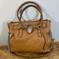 Lady’s s Michael kors leather hand bag