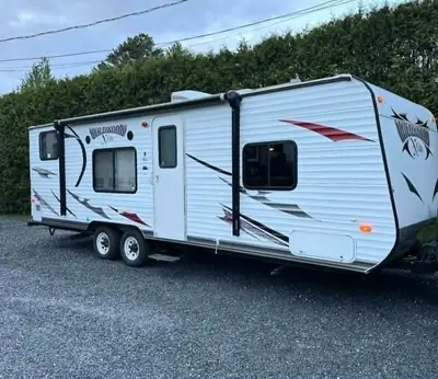 Roulotte à vendre, 26 pieds, très propre et bien entrenue, poids 4323 lbs, aucune infiltration d’eau...