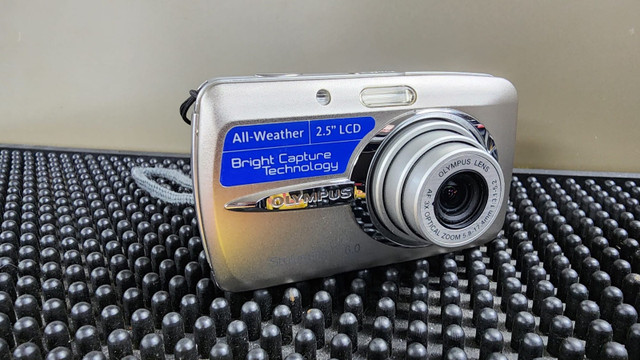 Olympus Stylus 600 6MP 3 X Zoom Digital Camera in Cameras & Camcorders in Ottawa - Image 2